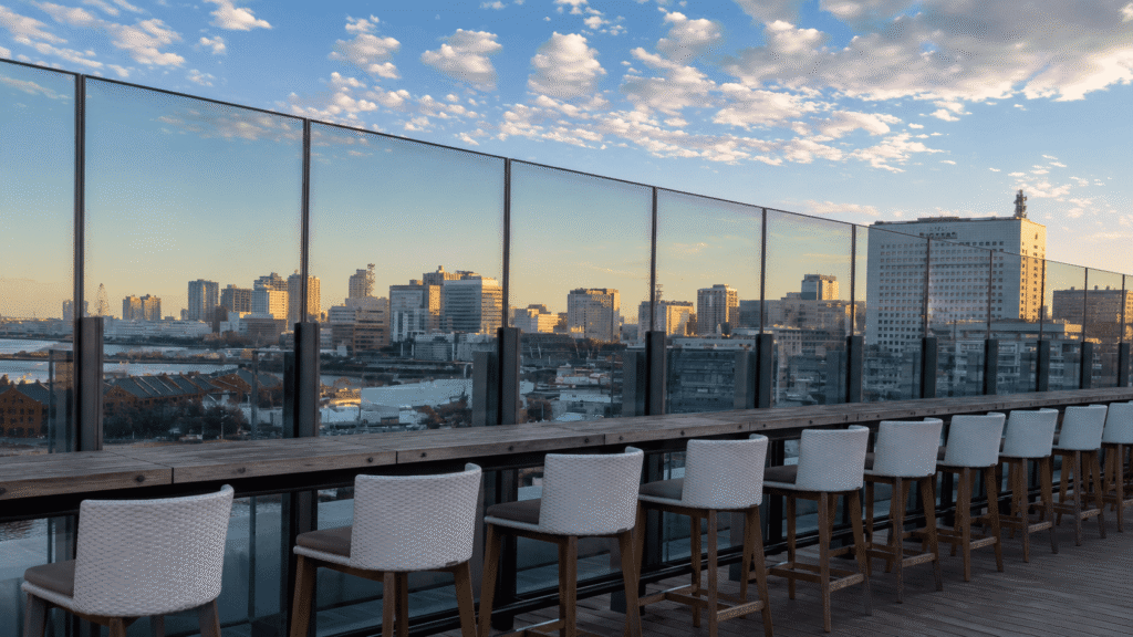 インターコンチネンタル横浜Pier 8のRooftop 1859から望む横浜港の景色