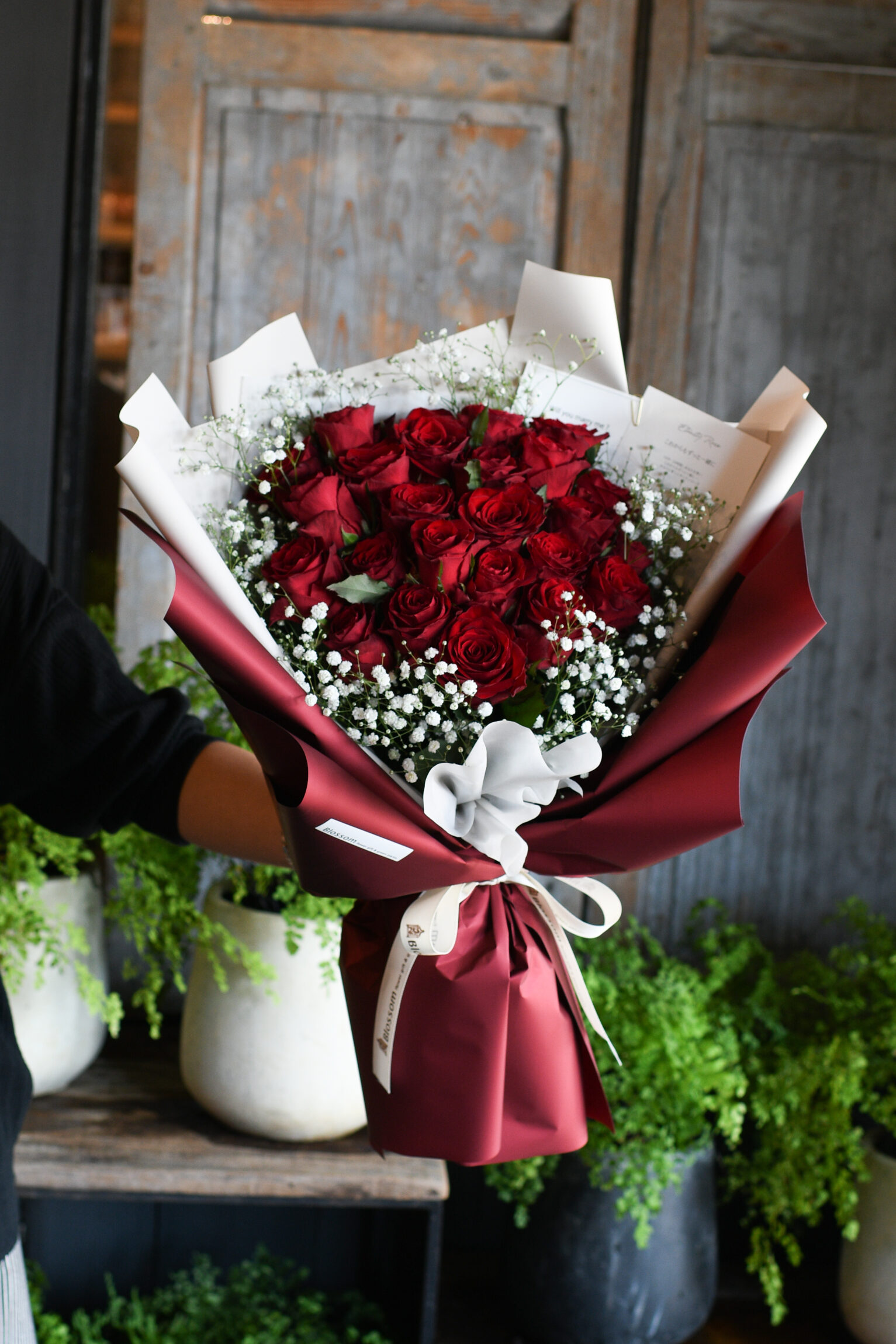 赤薔薇24本とかすみ草のドレスブーケ(韓国風ラッピング)