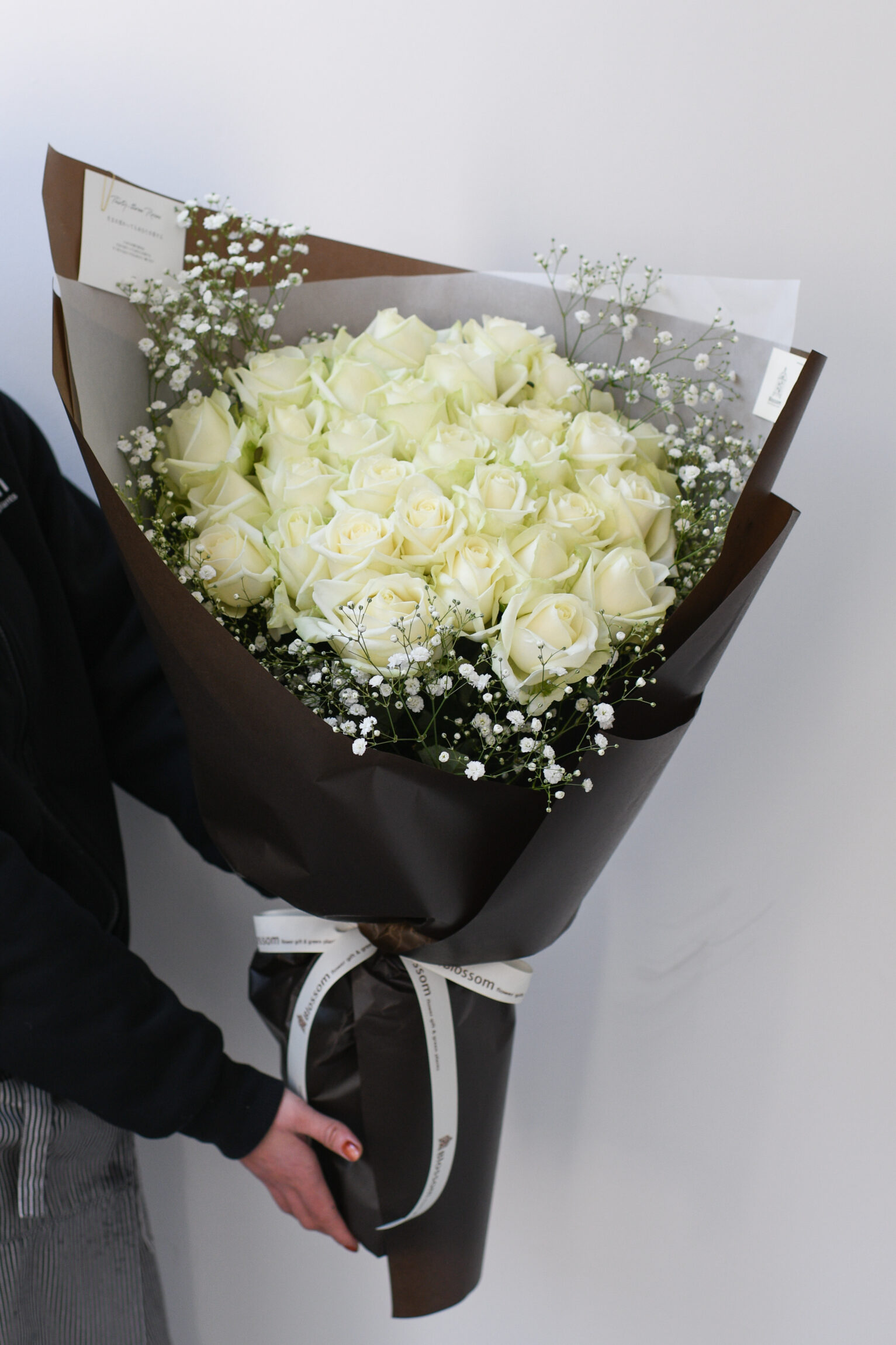 白薔薇50本の花束（モダンラッピング）