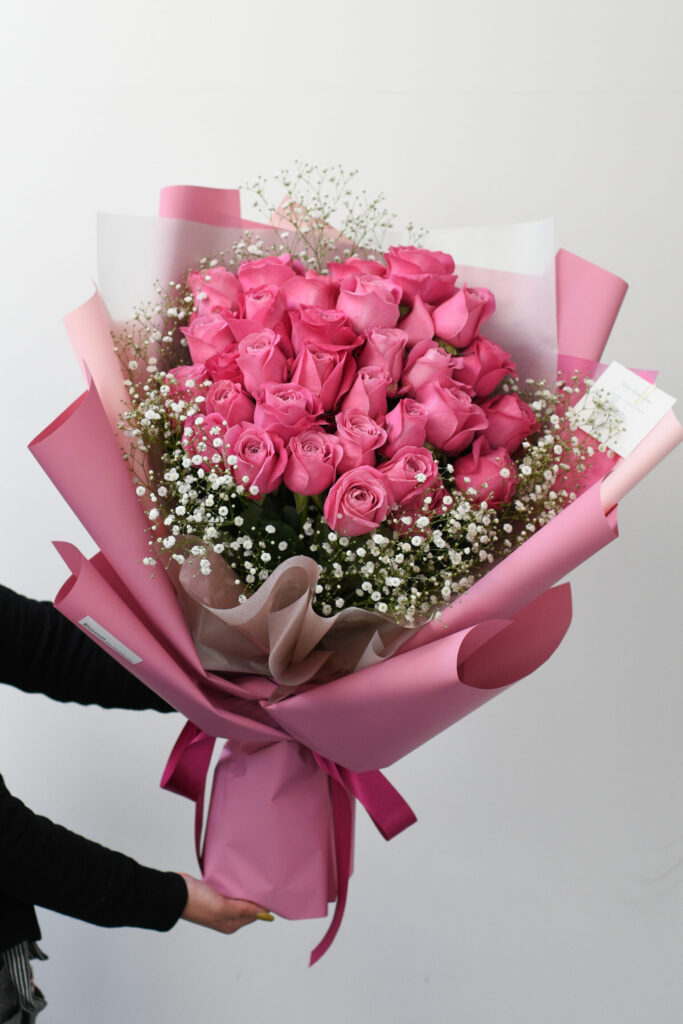 記念日用33本のピンク薔薇とカスミソウの花束　ドレスラッピング