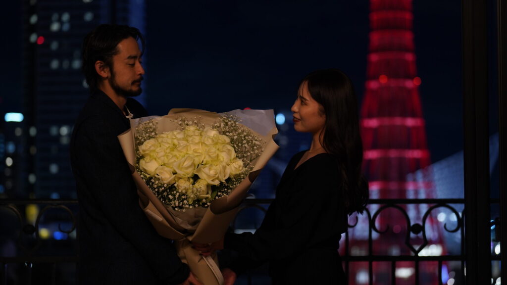 神戸のホテル客室からの夜景と薔薇の花束 プロポーズイメージ
