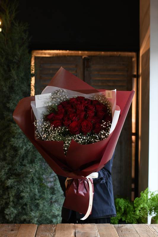 33本赤薔薇の花束 モダンラッピング