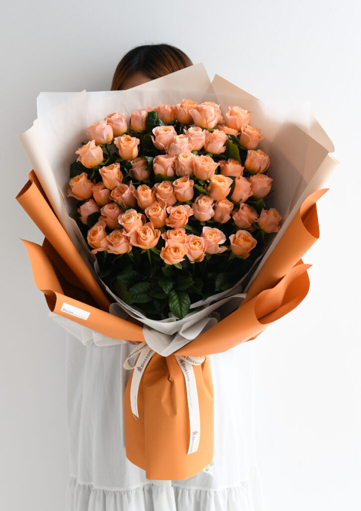 記念日用50本のオレンジ薔薇の花束