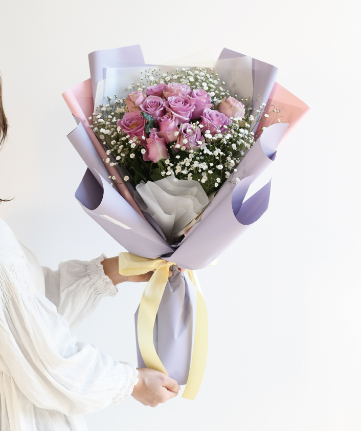 うす紫薔薇とパープルラッピングのプリンセスドレスブーケ