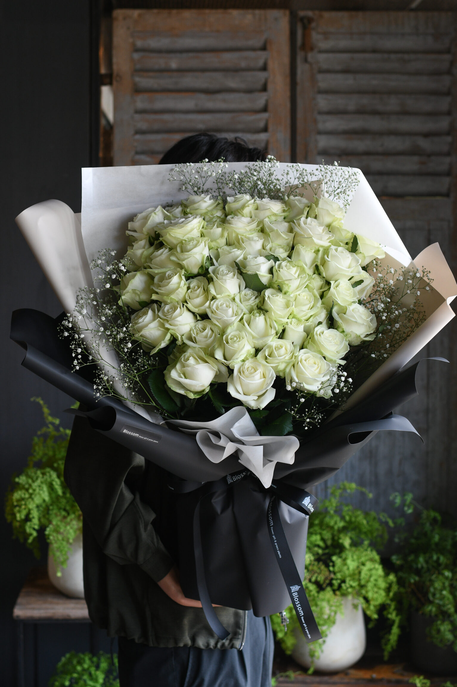 白薔薇50本のドレスブーケ(韓国風ラッピング)