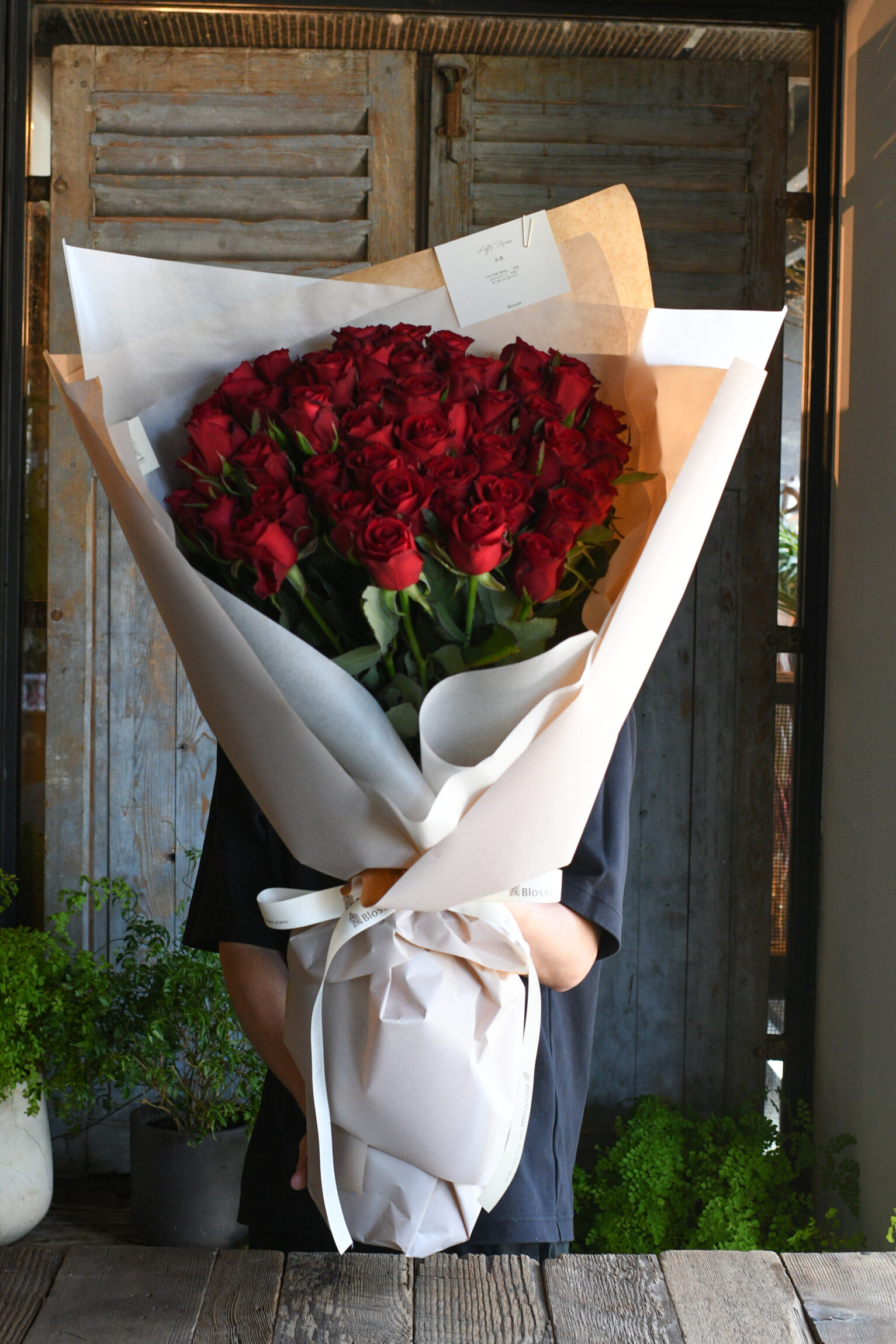 赤薔薇50本のモダンブーケ(シンプルラッピング)