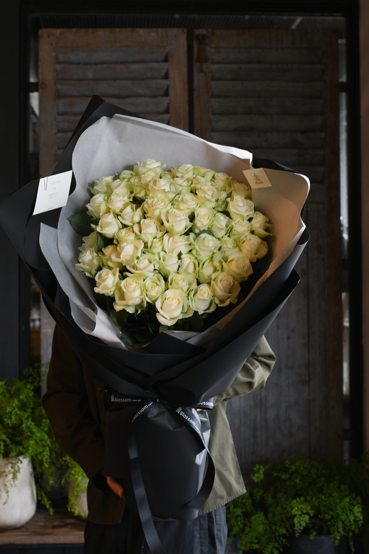白薔薇50本のモダンブーケ(シンプルラッピング)