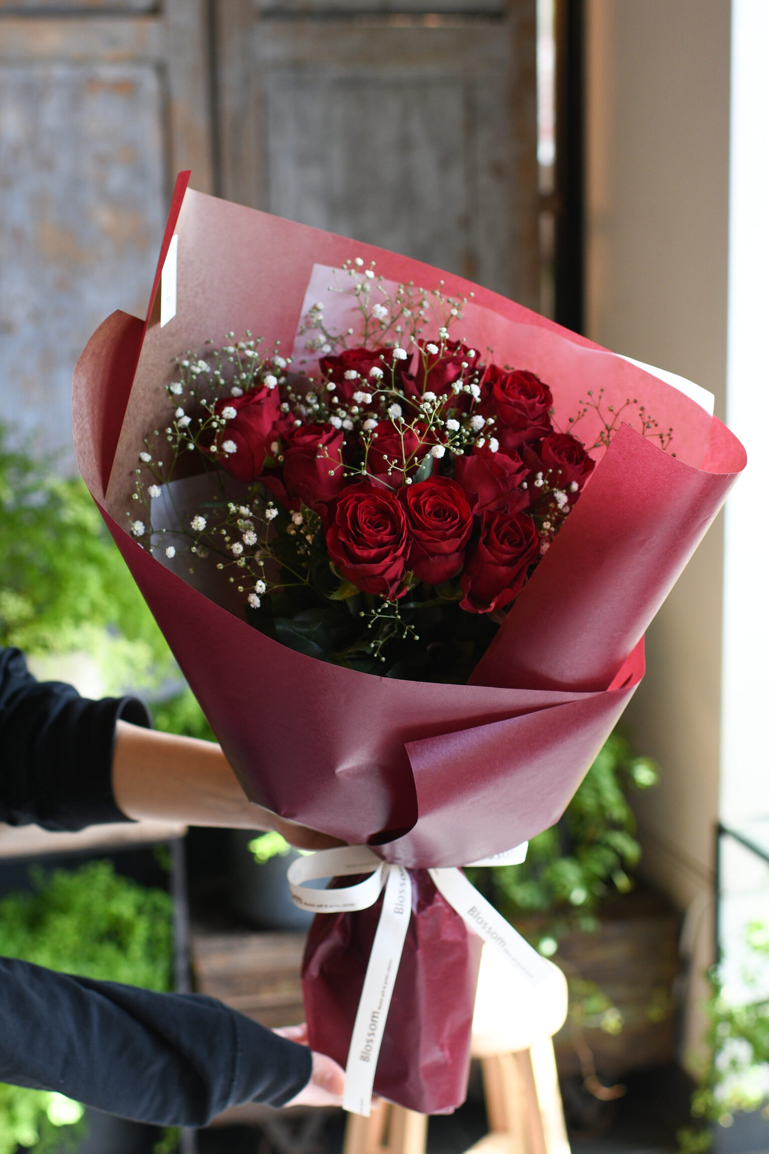 赤薔薇12本とかすみ草のモダンブーケ(シンプルラッピング)