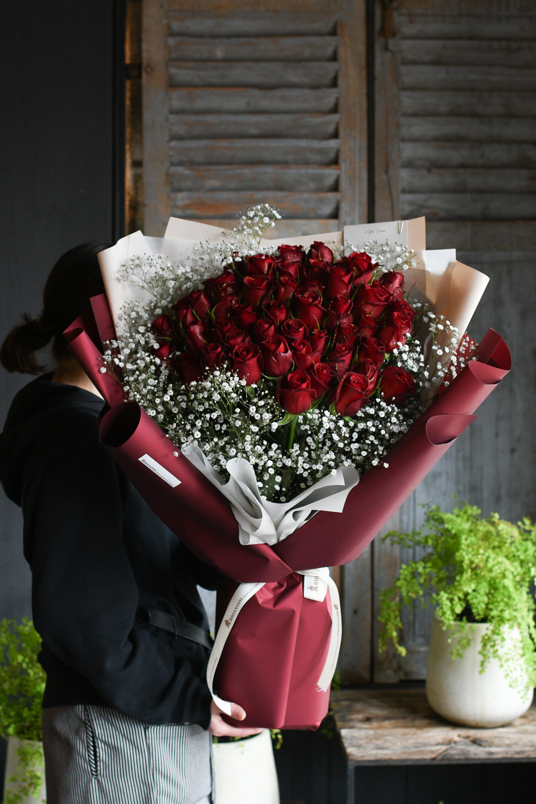 赤薔薇50本のドレスブーケ(韓国風ラッピング)