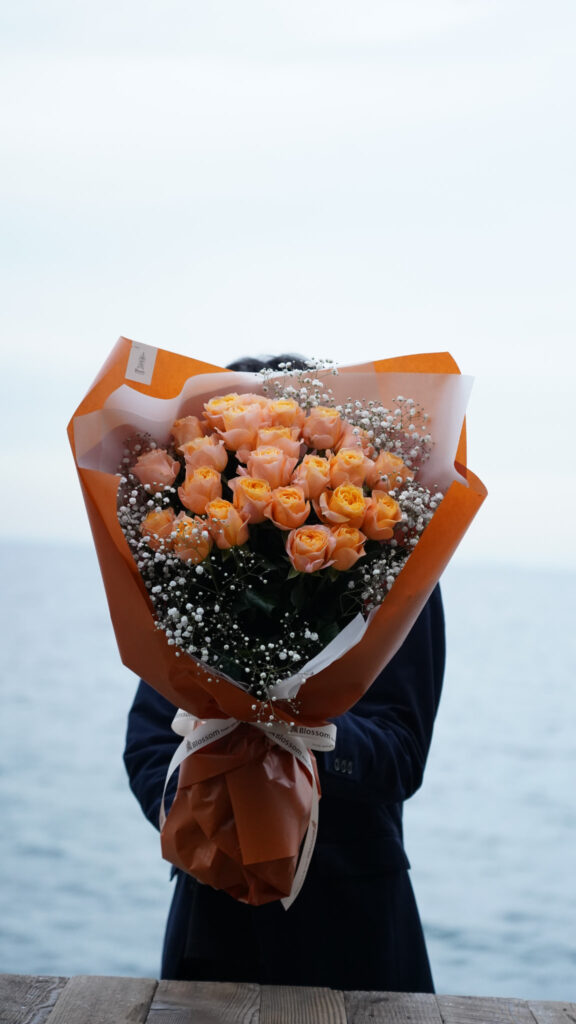 淡路島の海を望むロケーションでの薔薇の花束 プロポーズイメージ
