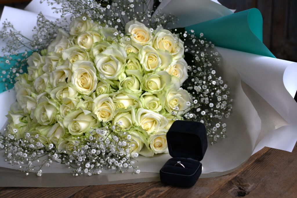 ホテル客室でのプロポーズ 花束と婚約指輪のイメージ