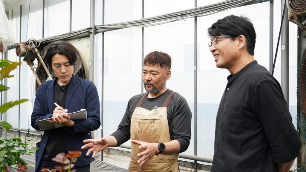 産地見学でお話を聞いている様子