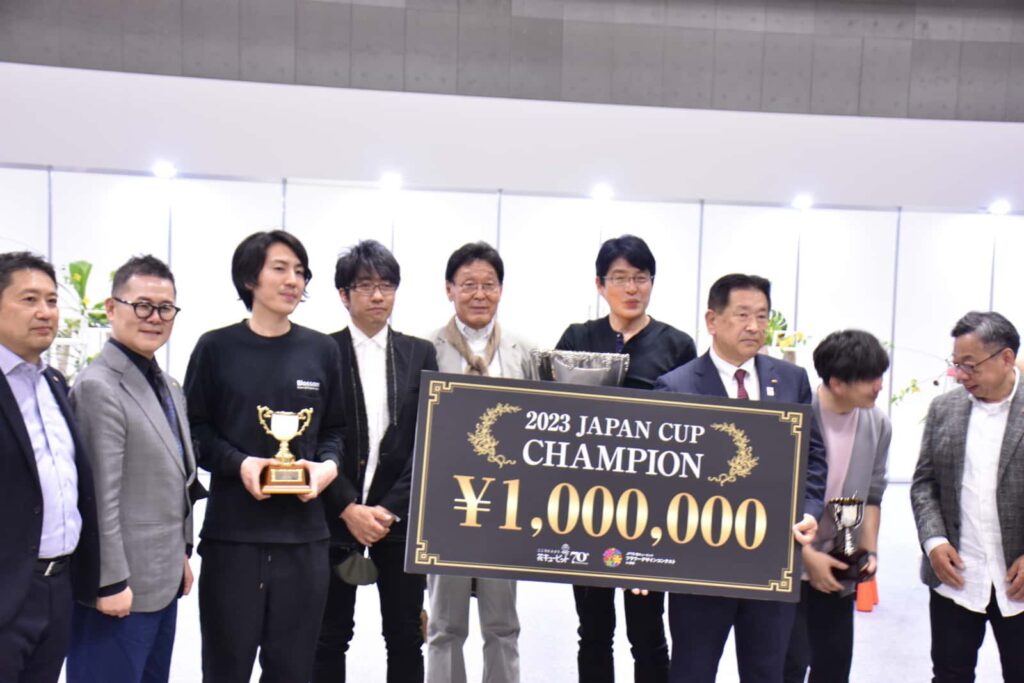 2023年JFTDジャパンカップ表彰式に出席する日坂亮太