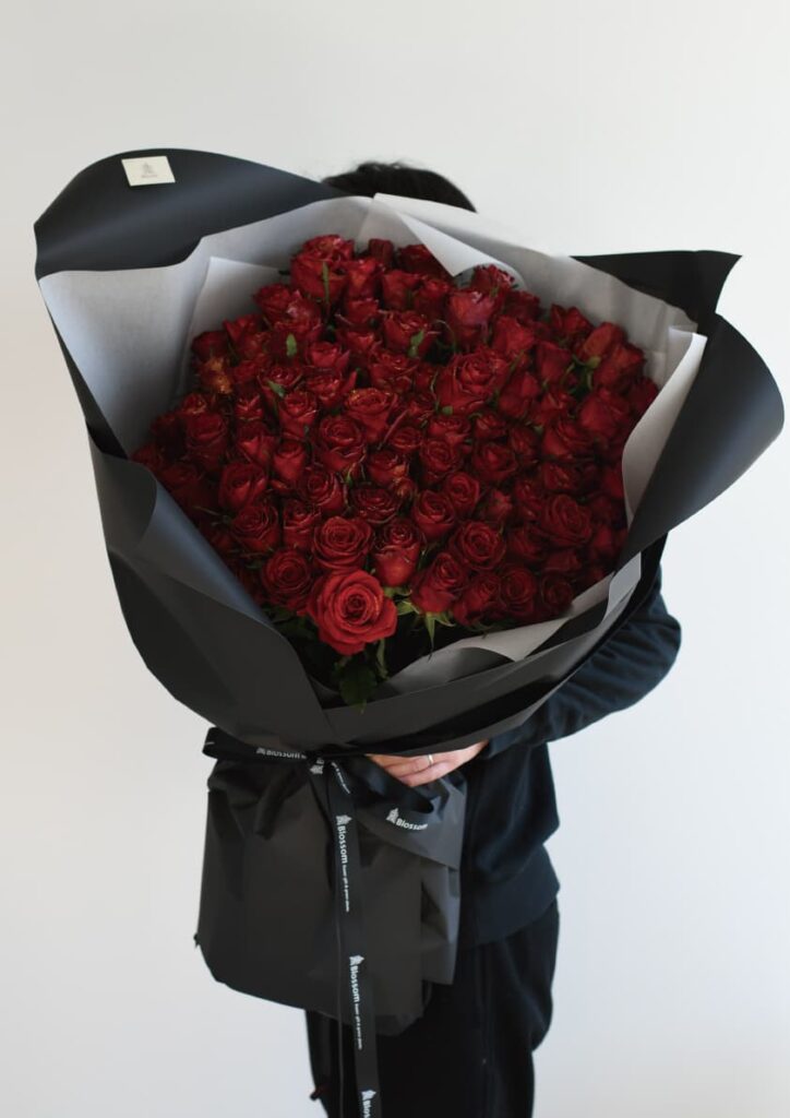108本の赤い薔薇の花束