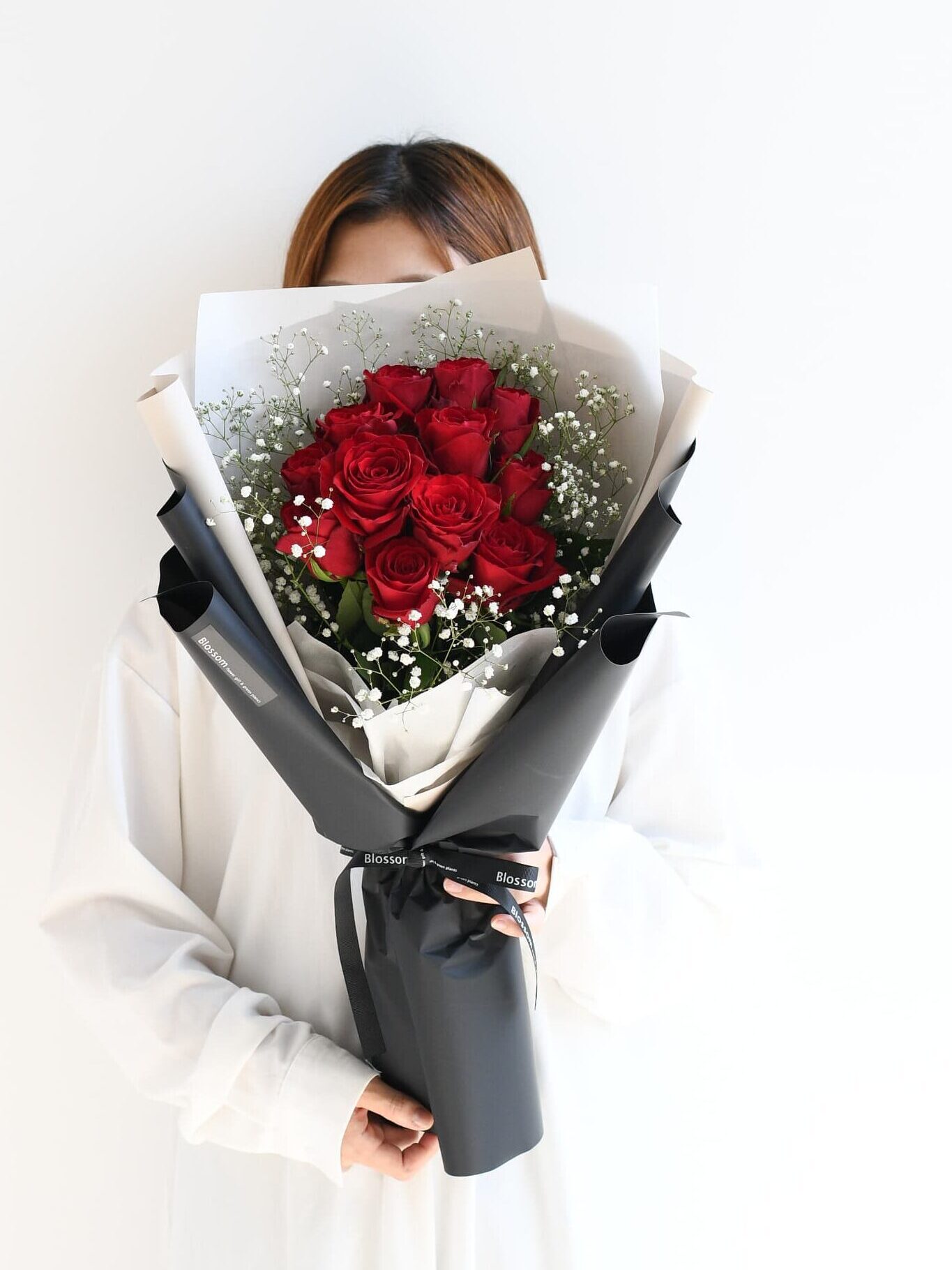 赤いバラと黒いラッピングの花束