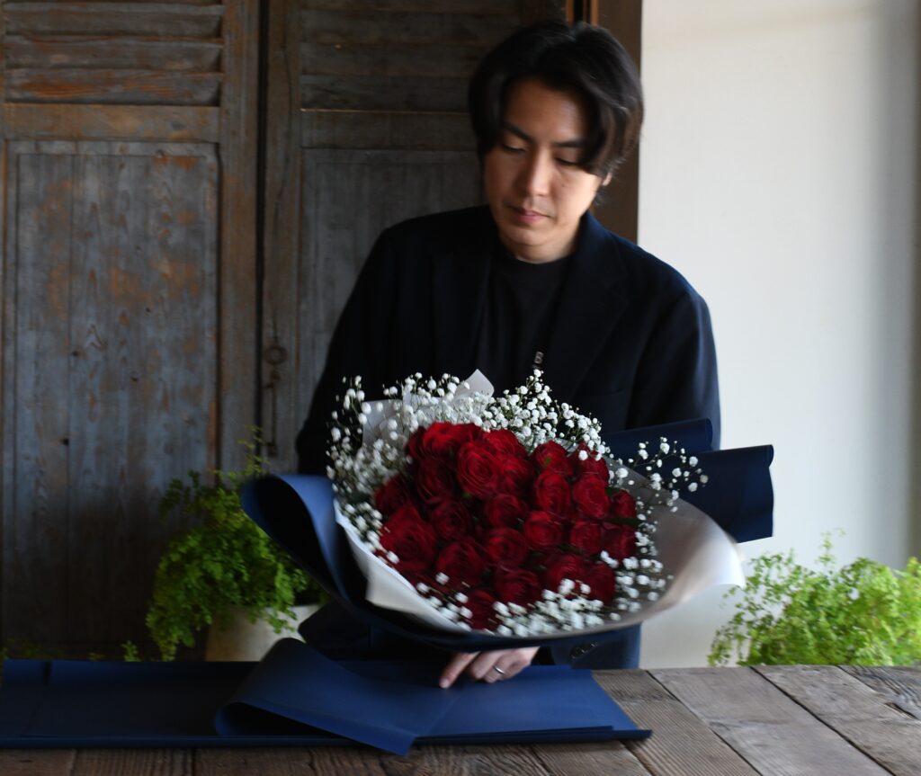 プロポーズ用の赤い薔薇の花束を制作する代表フローリスト日坂亮太