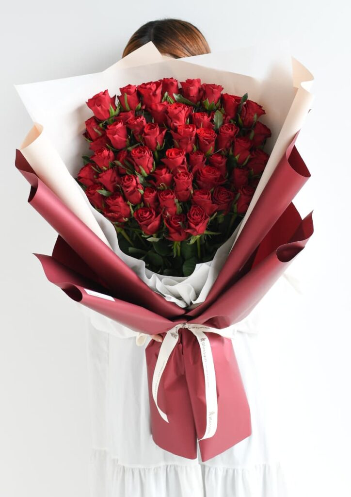 赤い薔薇と赤色ラッピングの花束