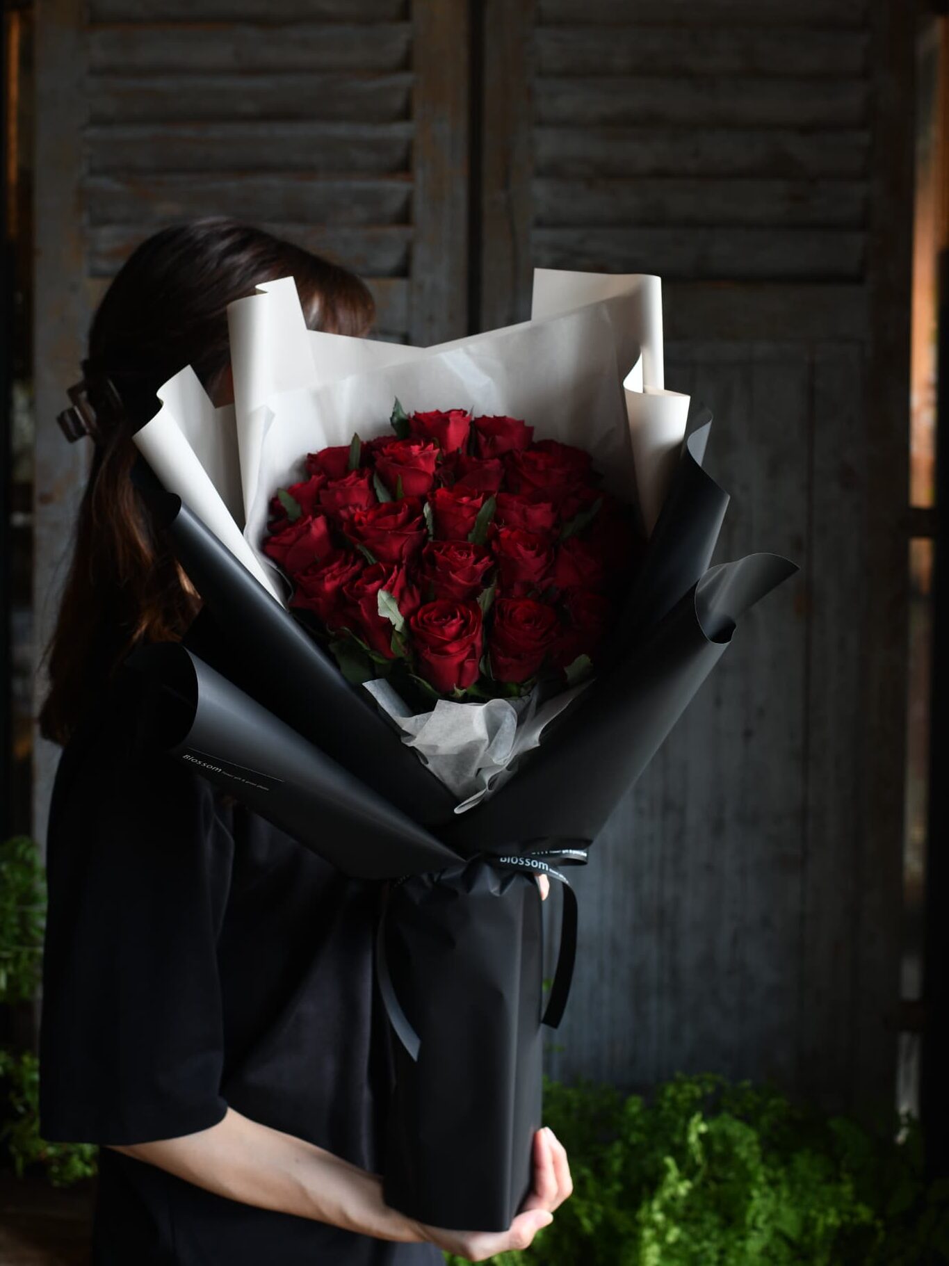 赤いバラと黒いラッピングの花束