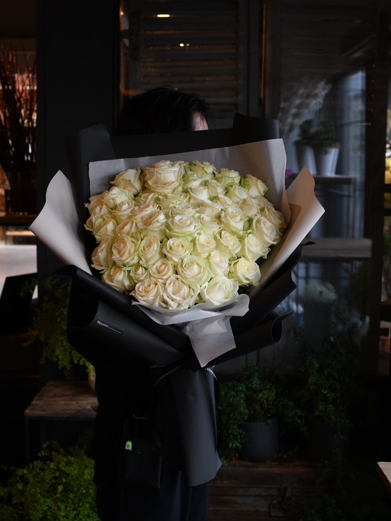 白いバラと黒いラッピングの花束