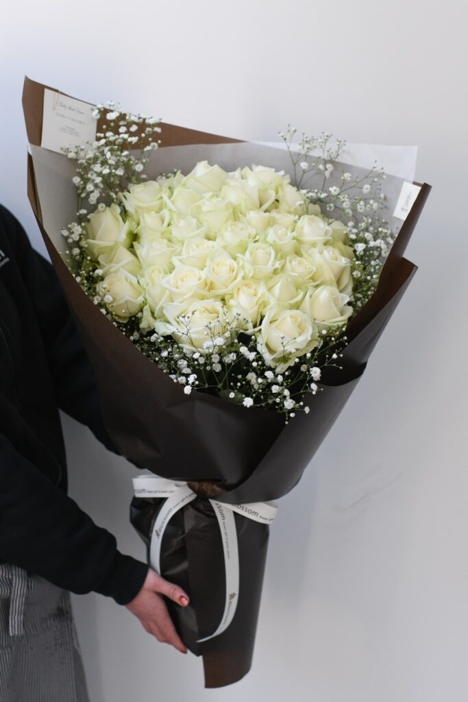 白いバラとブラウンのラッピングの花束