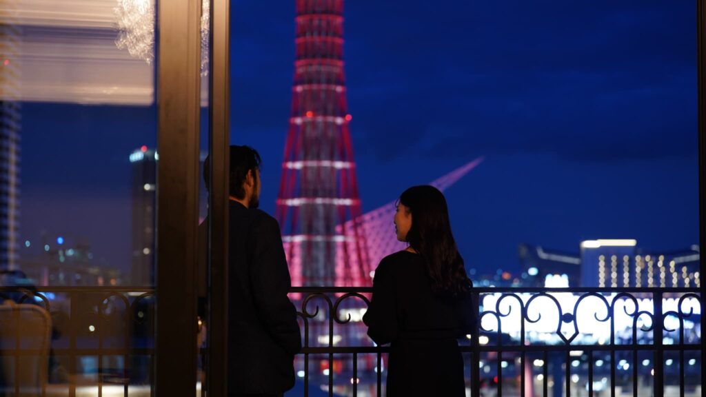 ラ・スイート神戸ハーバーランドから夜景を眺めるカップル