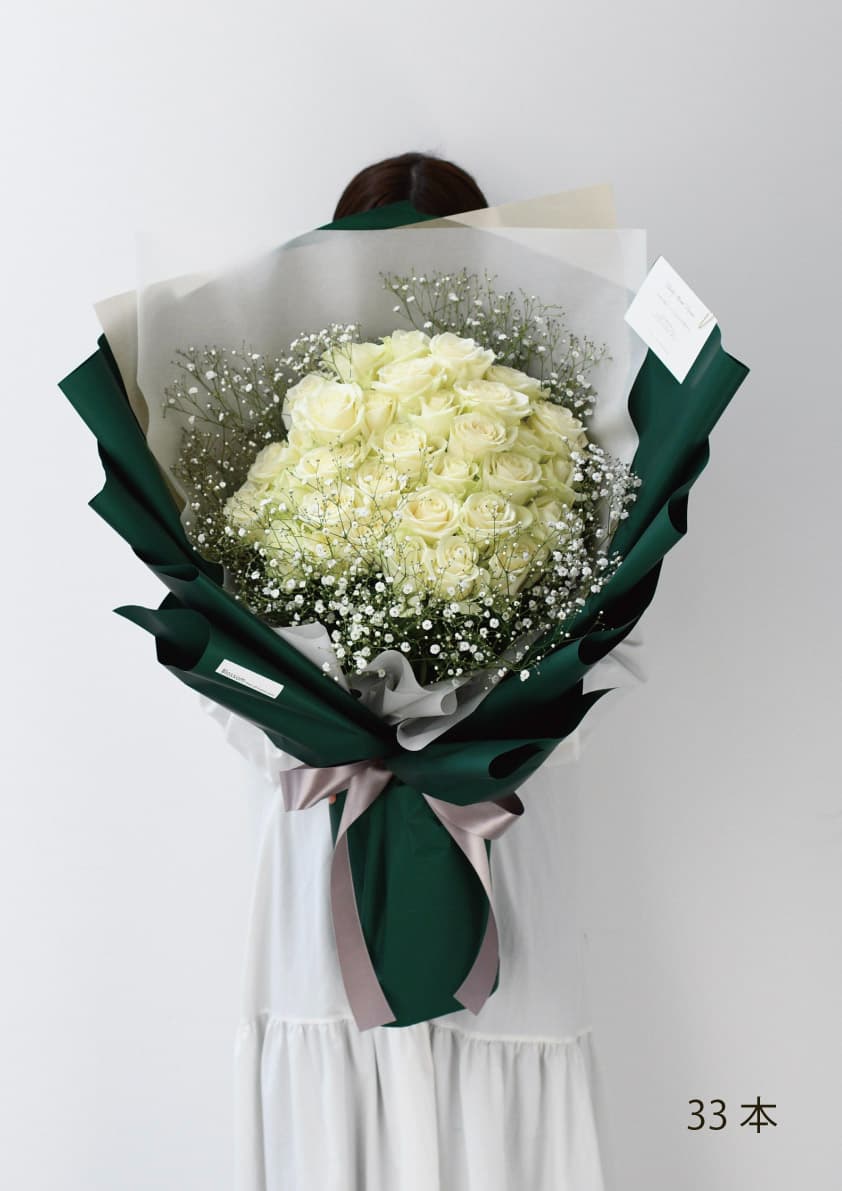 ショーメのブランドカラーをイメージしたバラの花束