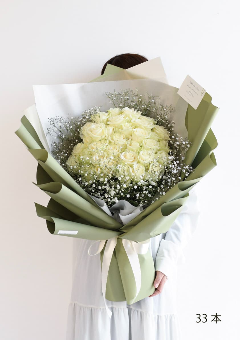 グラフのブランドカラーをイメージしたバラの花束
