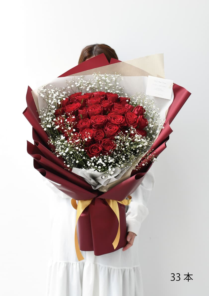 カルティエのブランドカラーをイメージしたバラの花束