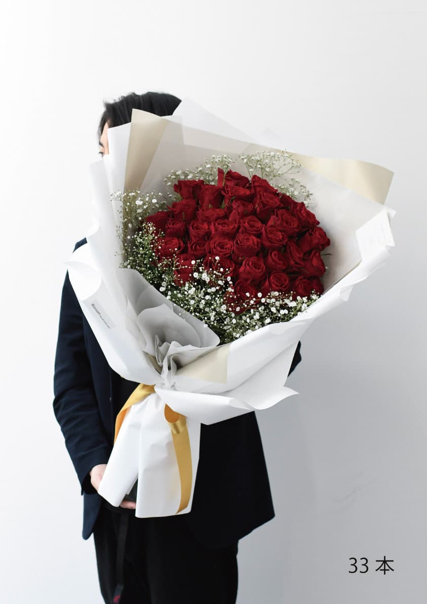 シャネルのブランドカラーをイメージしたバラの花束