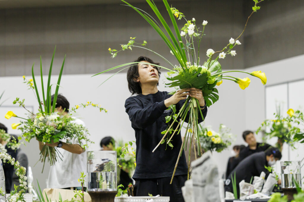 フラワーデザイン競技で花束を作る代表フローリスト日坂亮太