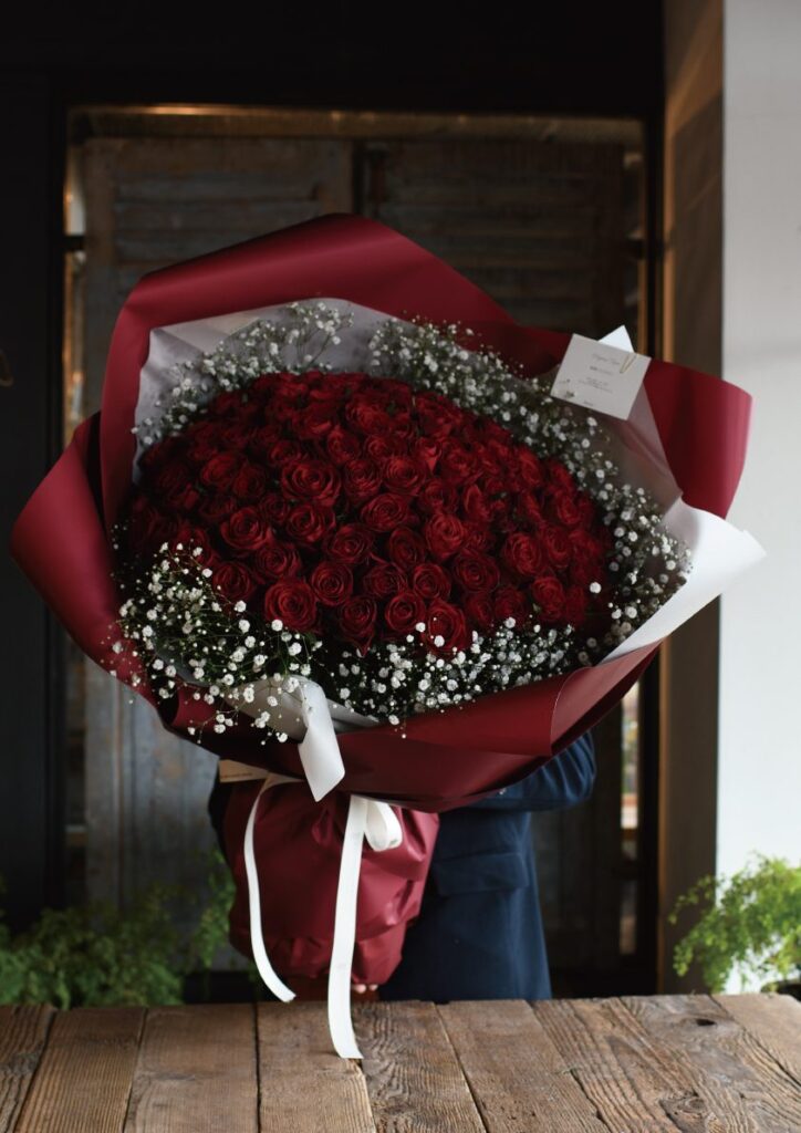 108本の赤い薔薇にかすみ草を合わせた華やかな花束
