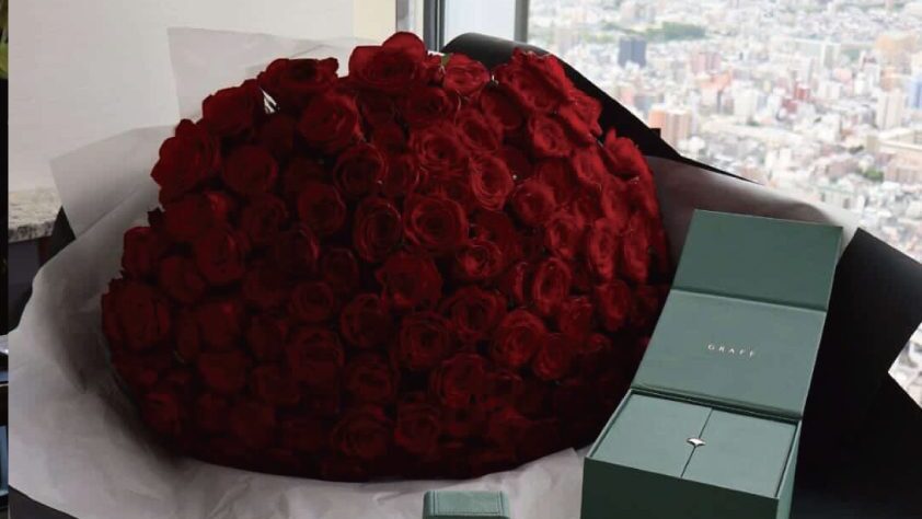ホテルでのプロポーズに贈った108本の赤薔薇と婚約指輪