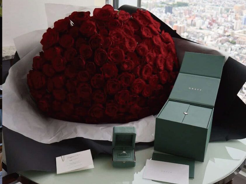 ホテルでのプロポーズに用意された108本の赤い薔薇と婚約指輪