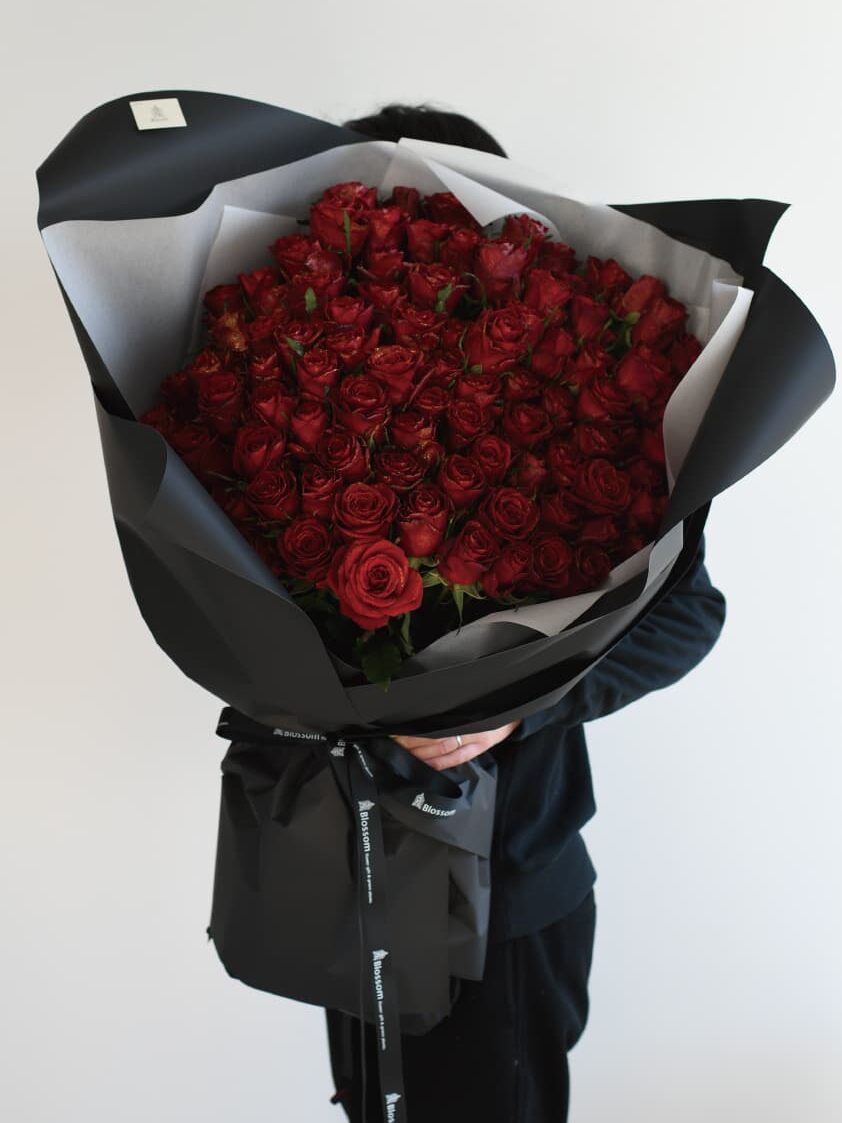 108本の赤い薔薇を抱えたときの圧倒的なボリューム