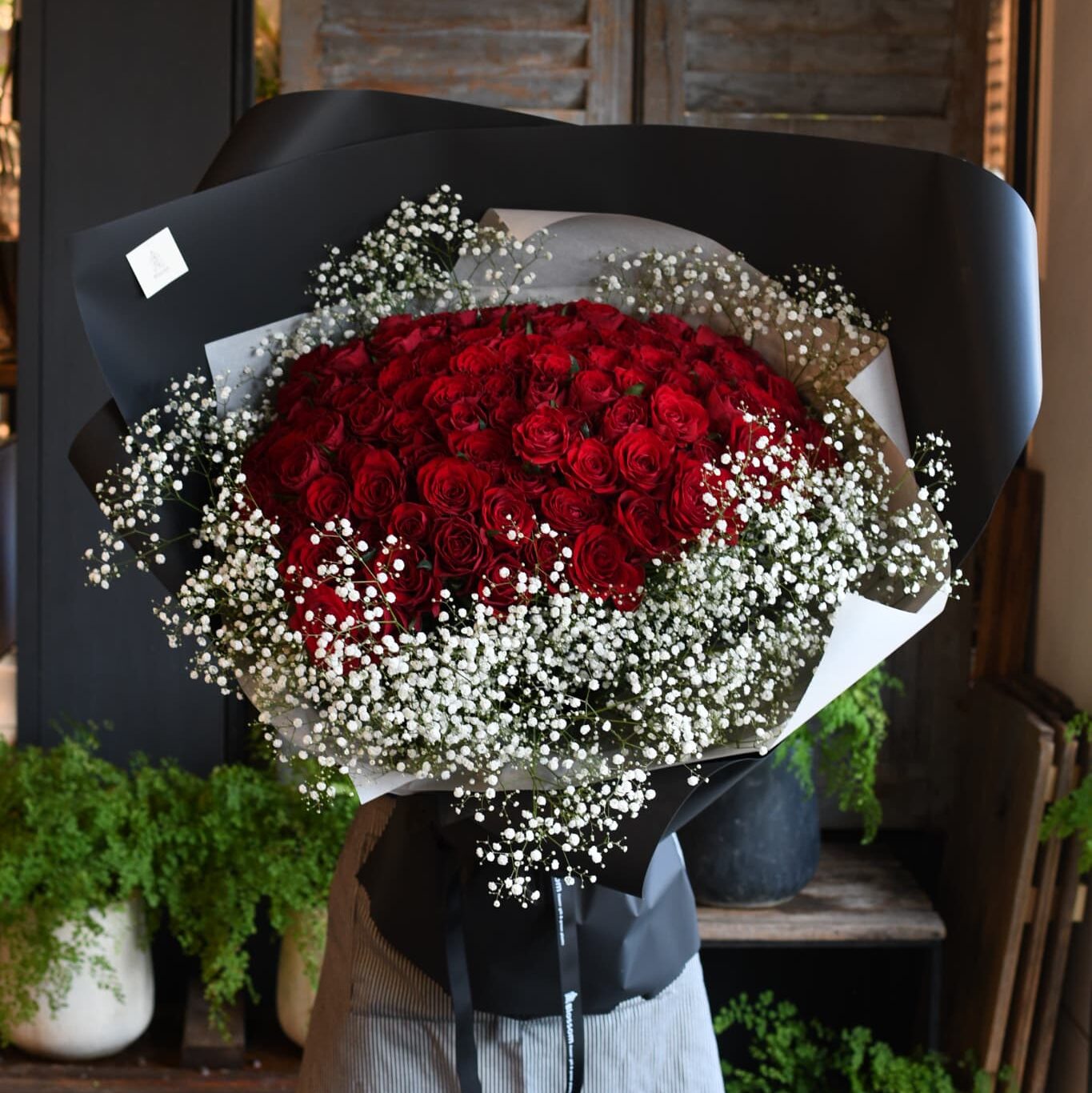 プロポーズに贈る108本の赤薔薇とかすみ草の花束