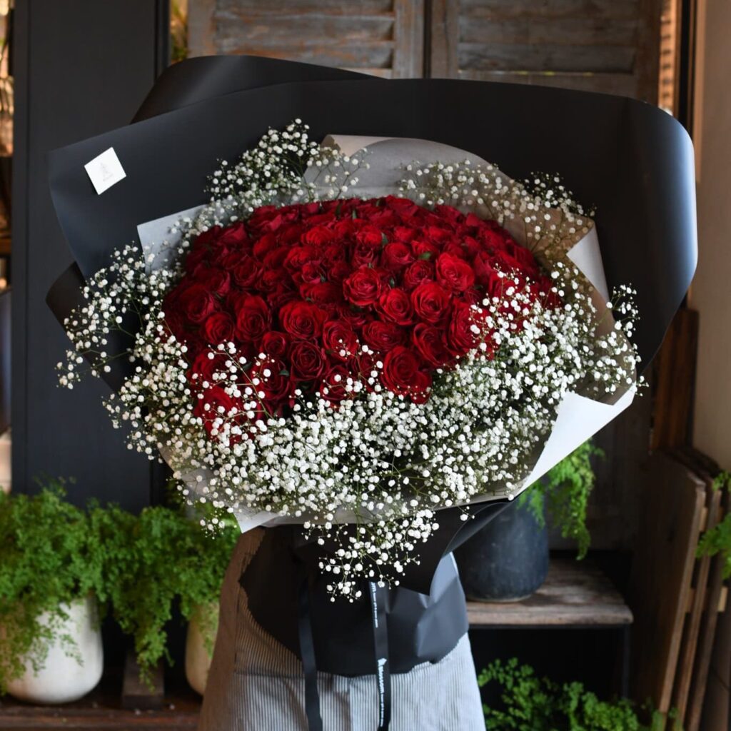108本の赤い薔薇とかすみ草を合わせたプロポーズ用の花束