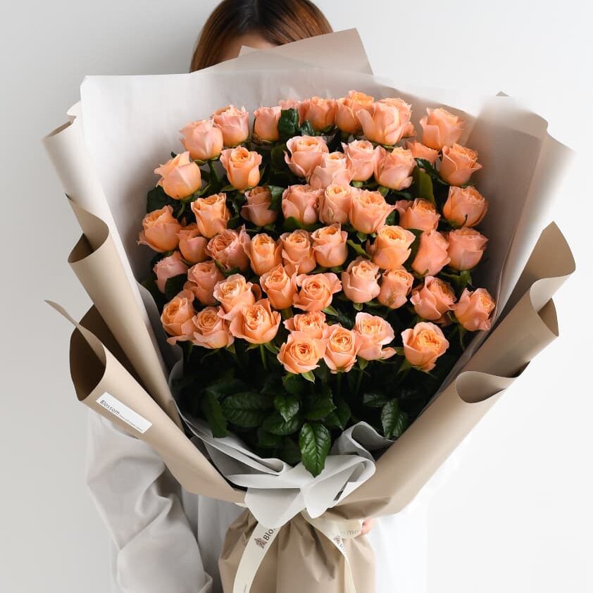 プロポーズに贈る50本のオレンジ色の薔薇の花束