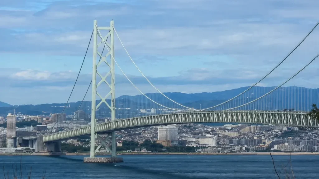 淡路島から望む明石海峡大橋と海