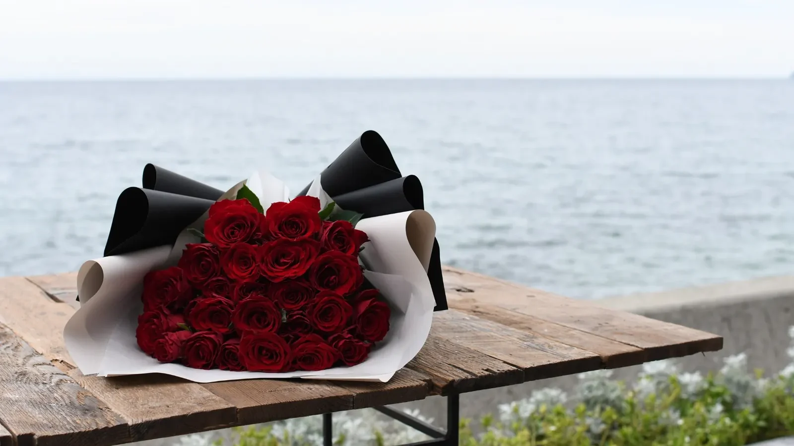 淡路島の海を背景にしたプロポーズ用の赤薔薇の花束