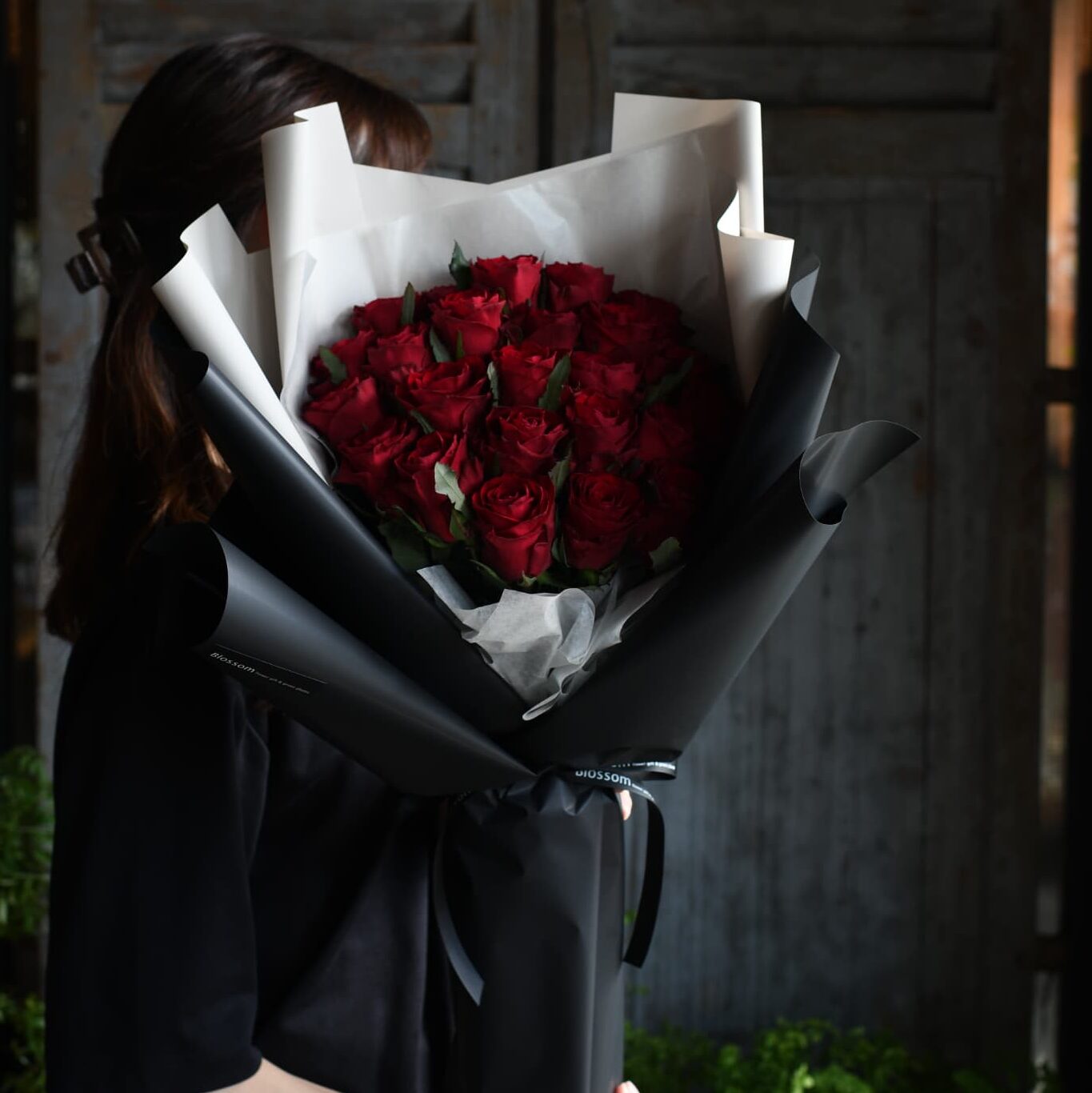 黒いラッピングで仕上げたプロポーズ用の赤薔薇の花束