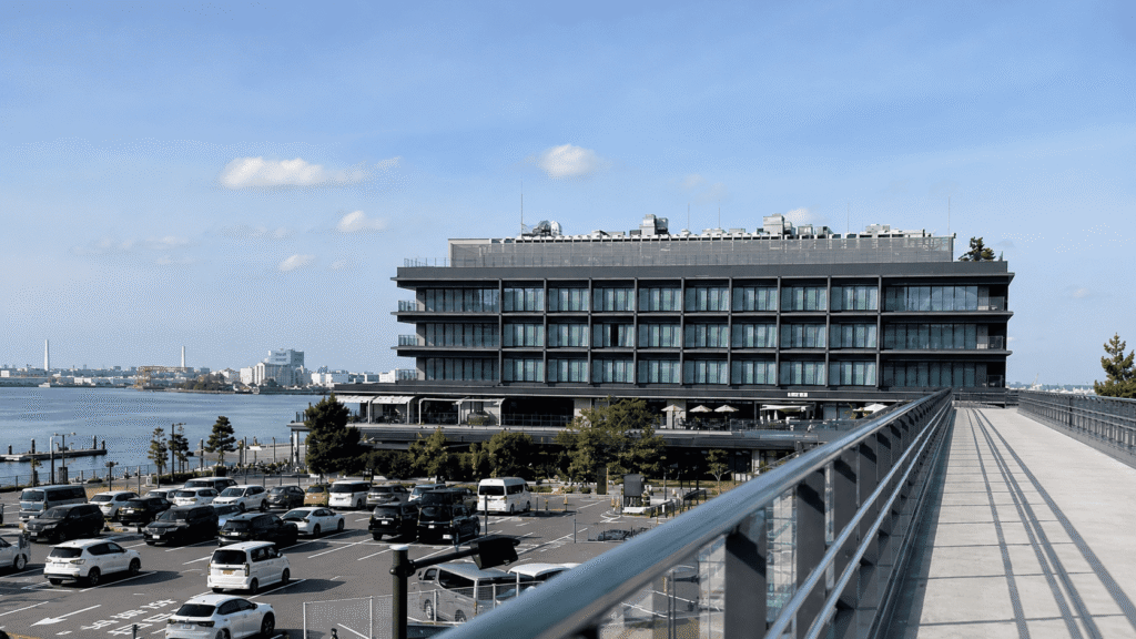 横浜港に面したインターコンチネンタル横浜Pier 8の外観