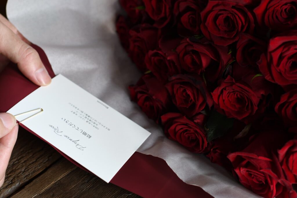 108本の薔薇に添える「結婚してください」の意味を伝えるカード