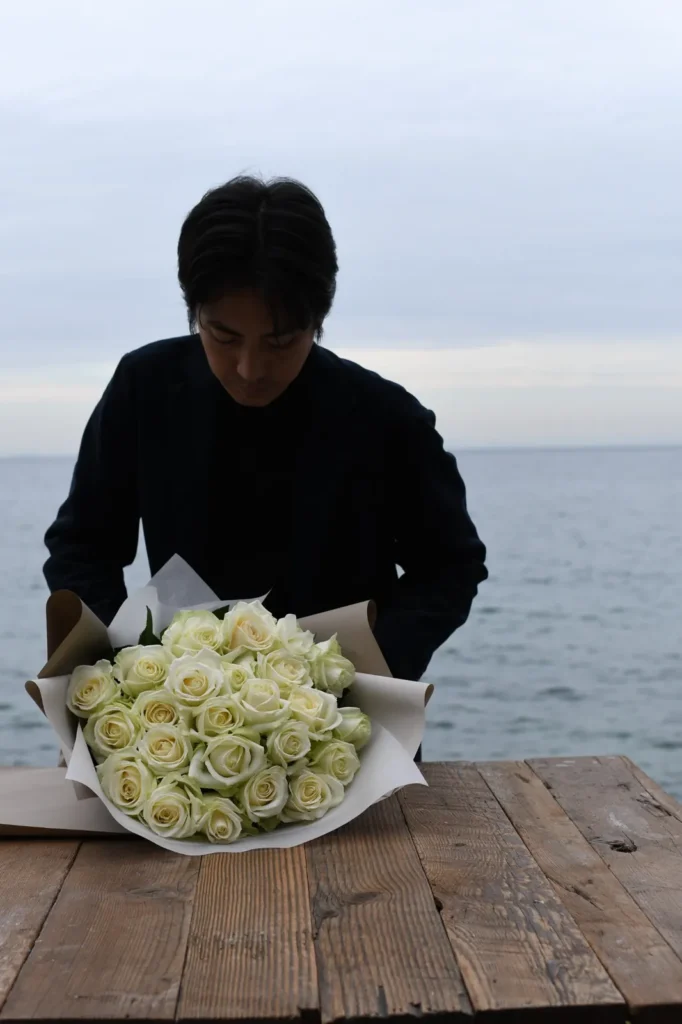 SolaVilla 海テラス南あわじで白薔薇の花束を束ねる様子