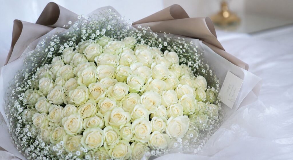 ホテルの客室に用意された108本の白い薔薇の花束