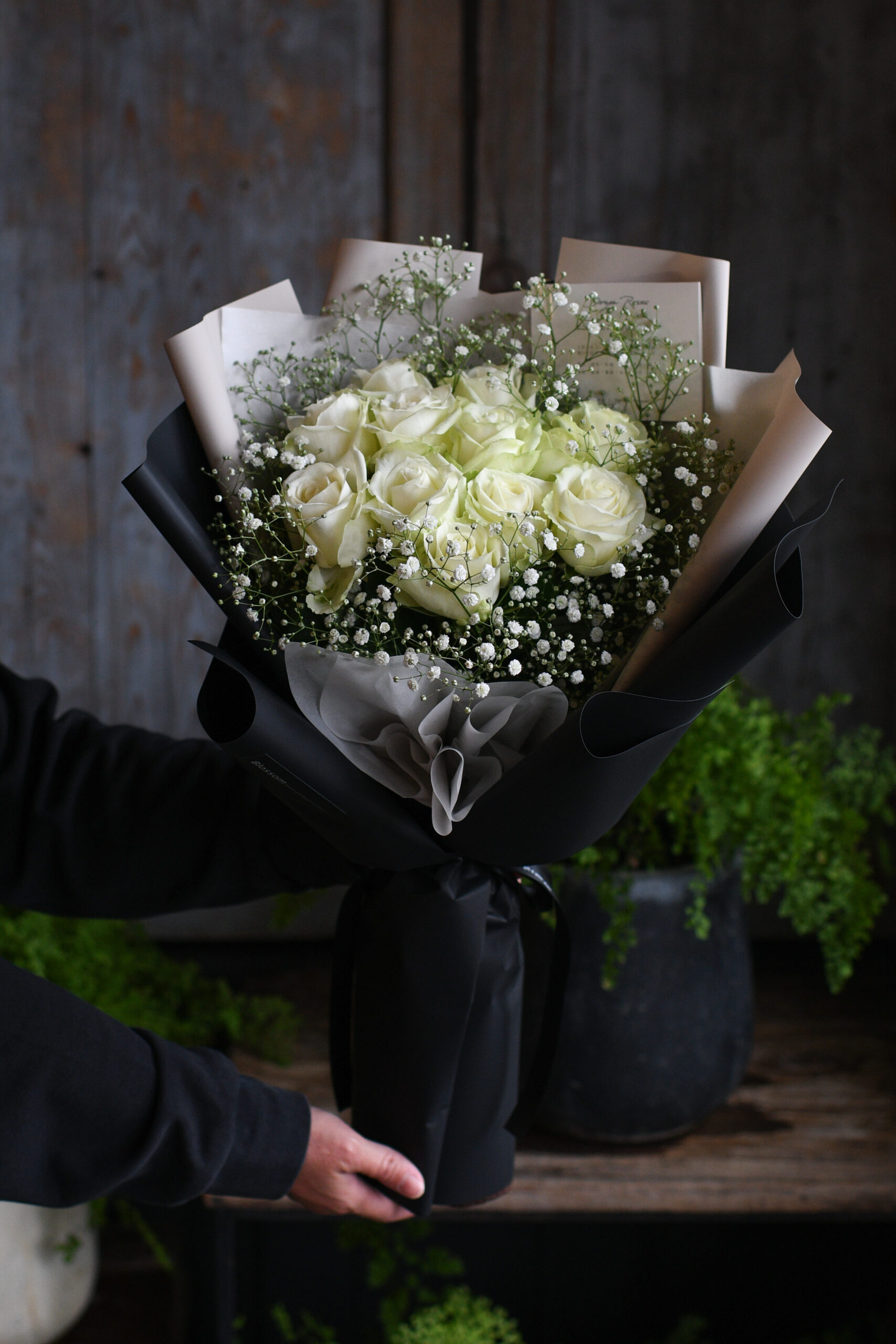 白薔薇12本とかすみ草のドレスブーケ(韓国風ラッピング)