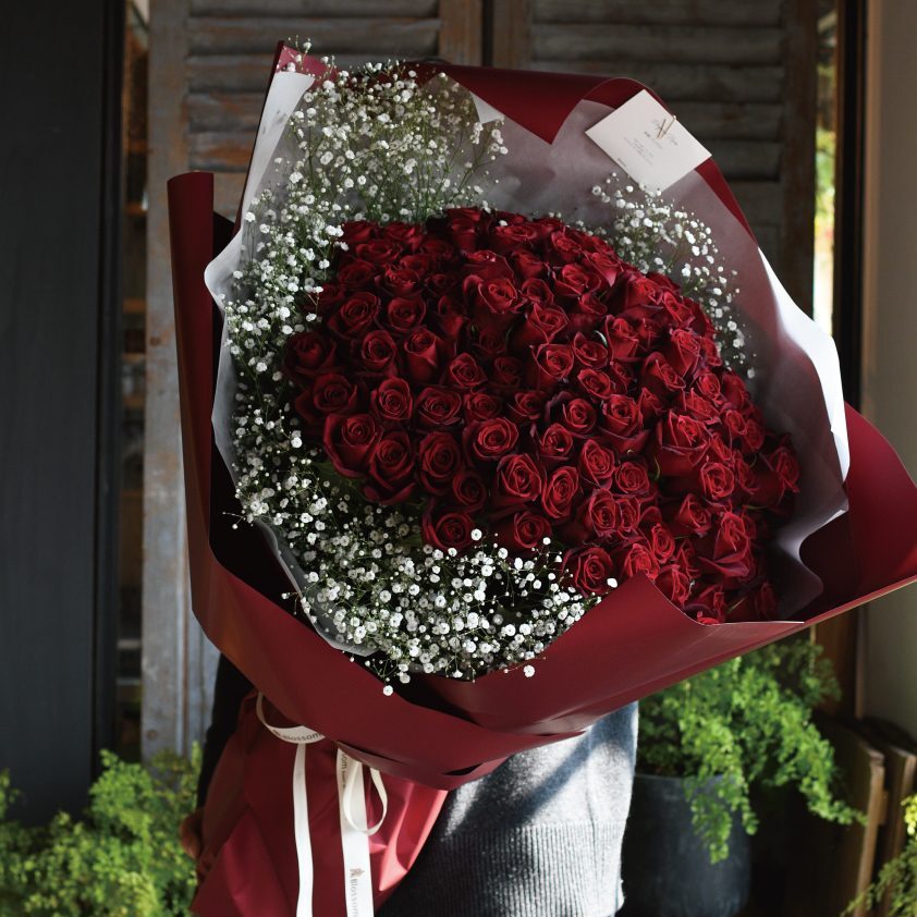 プロポーズに贈る108本の赤い薔薇とかすみ草の豪華な花束