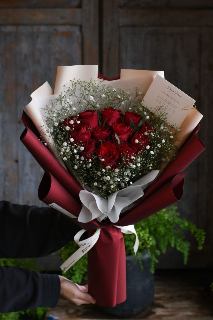 赤い薔薇12本とかすみ草を束ねたドレスブーケ