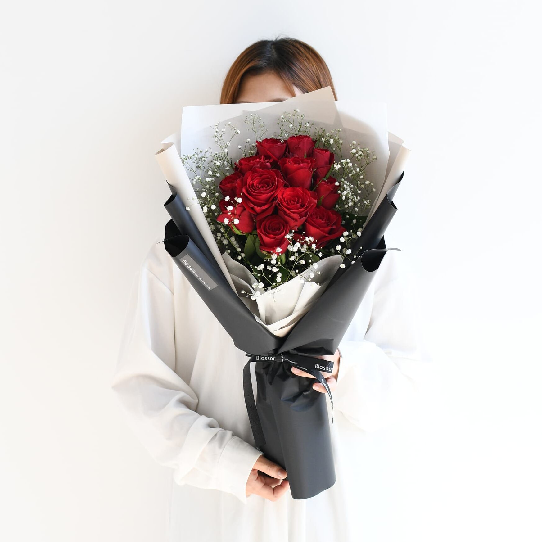 黒いラッピングで包んだ12本の赤い薔薇のダーズンローズ