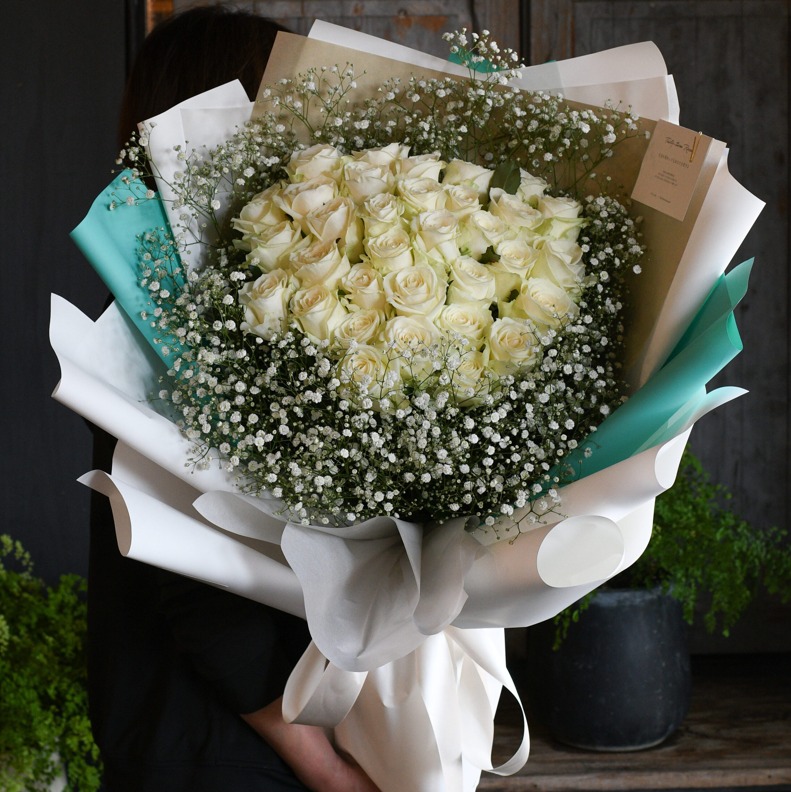 婚約指輪を添えて贈る白い薔薇とかすみ草のプロポーズ用花束