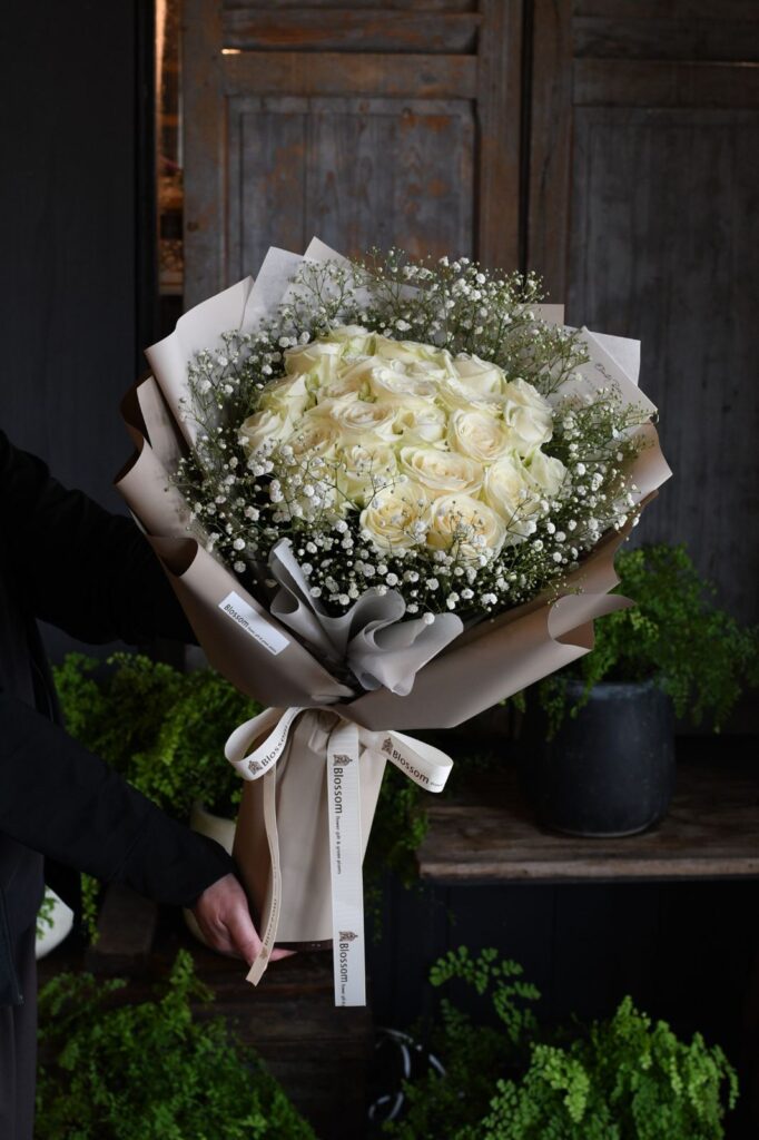 白い薔薇24本のドレスブーケ｜上品なクリスマスプレゼント